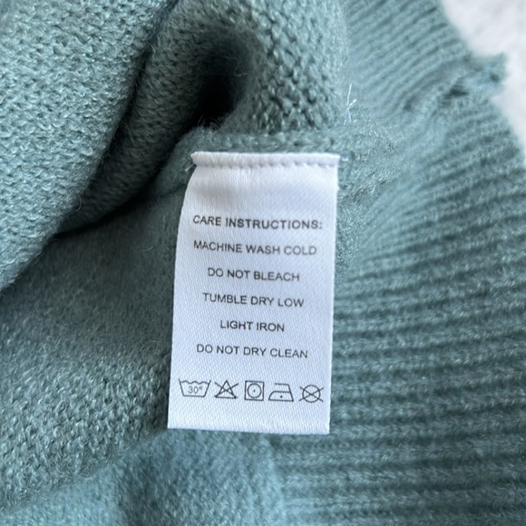 Women's Fair Isle Crew Neck Sweater - Picture 7 of 8